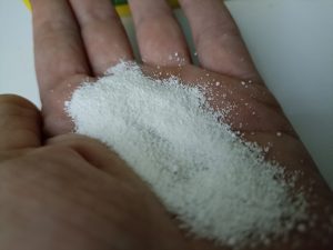 Frosch Citrus Waschmittel, Waschpulver auf der Hand
