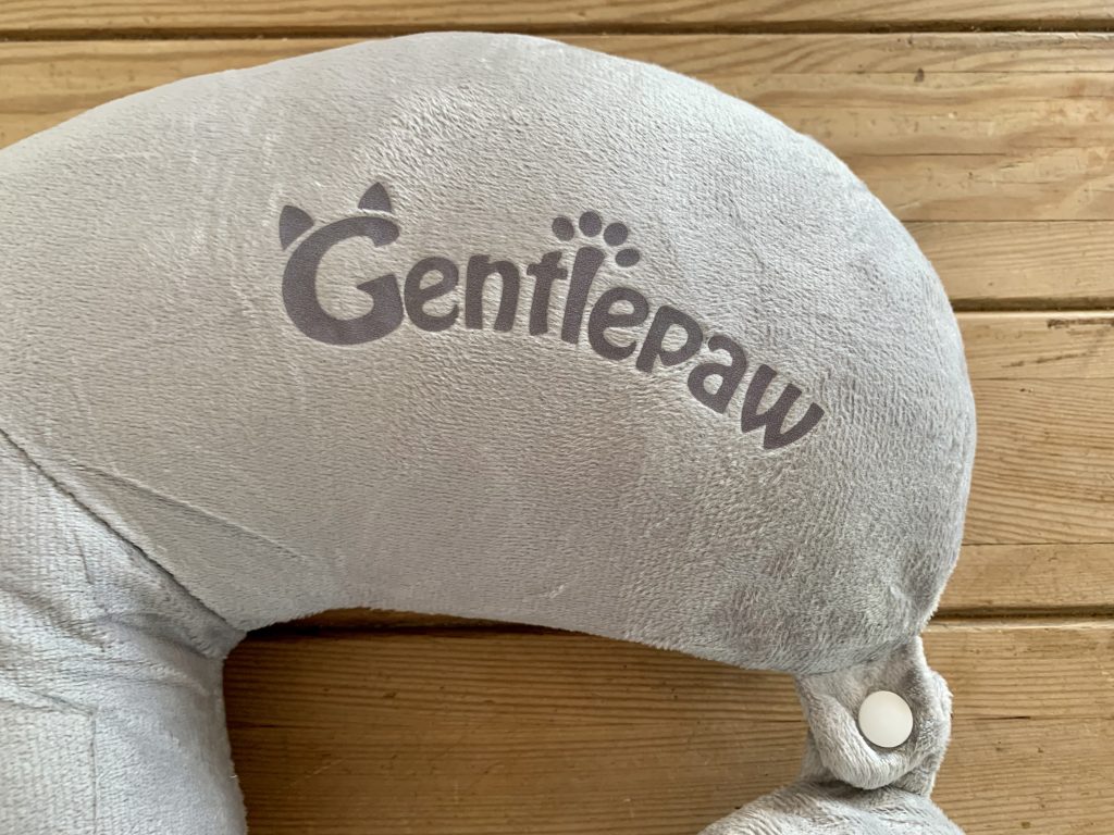 Gentlepaw Nackenkissen Logo Nahaufnahme