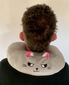 Gentlepaw-Nackenkissen von hinten maennliche Testperson