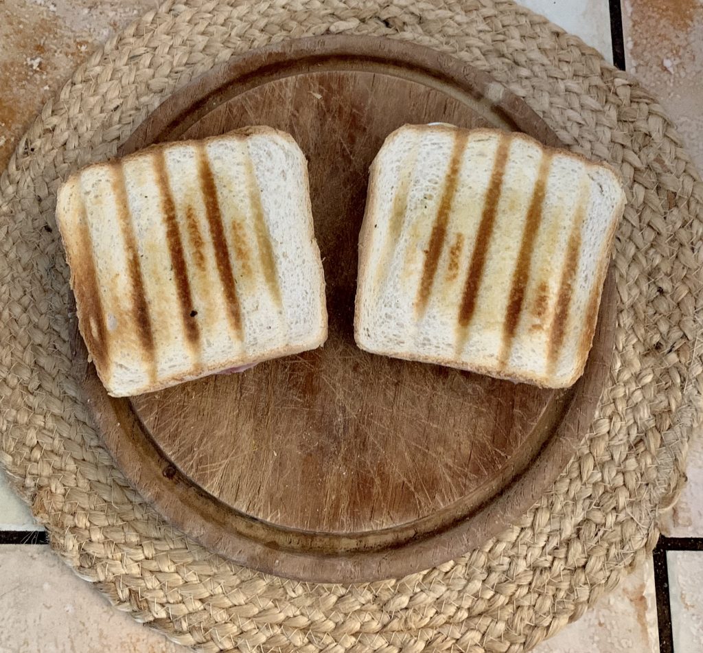 George Foreman 25030-56 Sandwichmaker mit Sandwiches nach 3 Minuten Backzeit