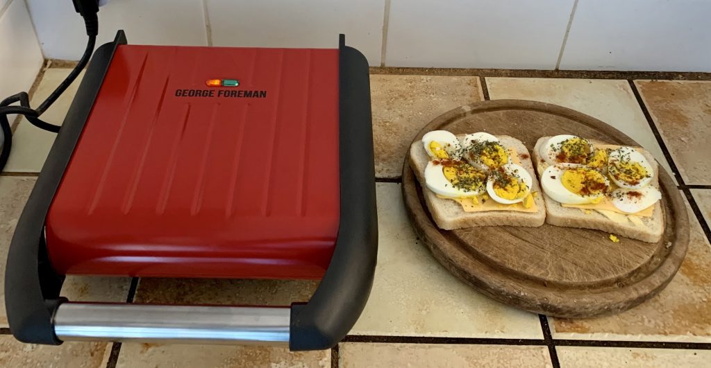 George Foreman 25030-56 Sandwichmaker mit Sandwiches vor der Zubereitung