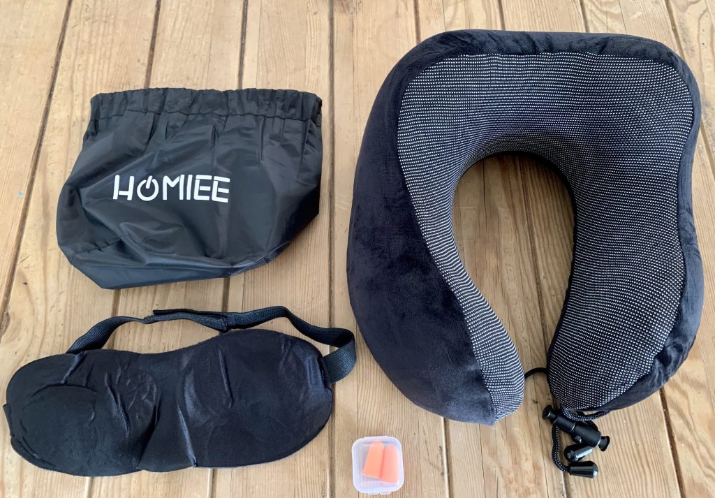 HOMIEE-Nackenkissen ausgepackt mit Zubehör