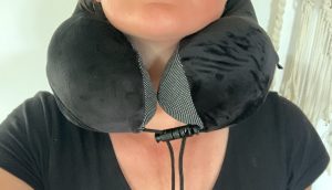 HOMIEE HOMIEE ‎‎TP1001 Nackenkissen Nackenkissen von vorne Praxistest weibliche Testperson