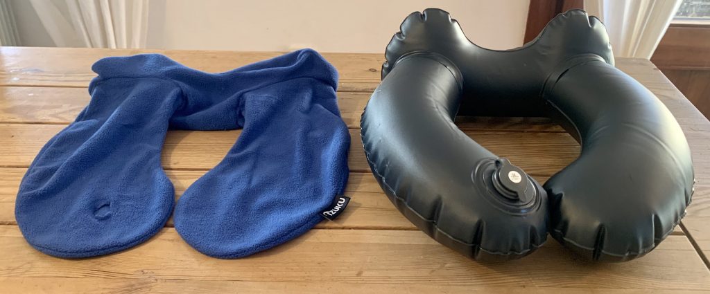 IZUKU QL-KHZJ Nackenkissen aufgeblasen mit Bezug neben dem Nackenhörnchen