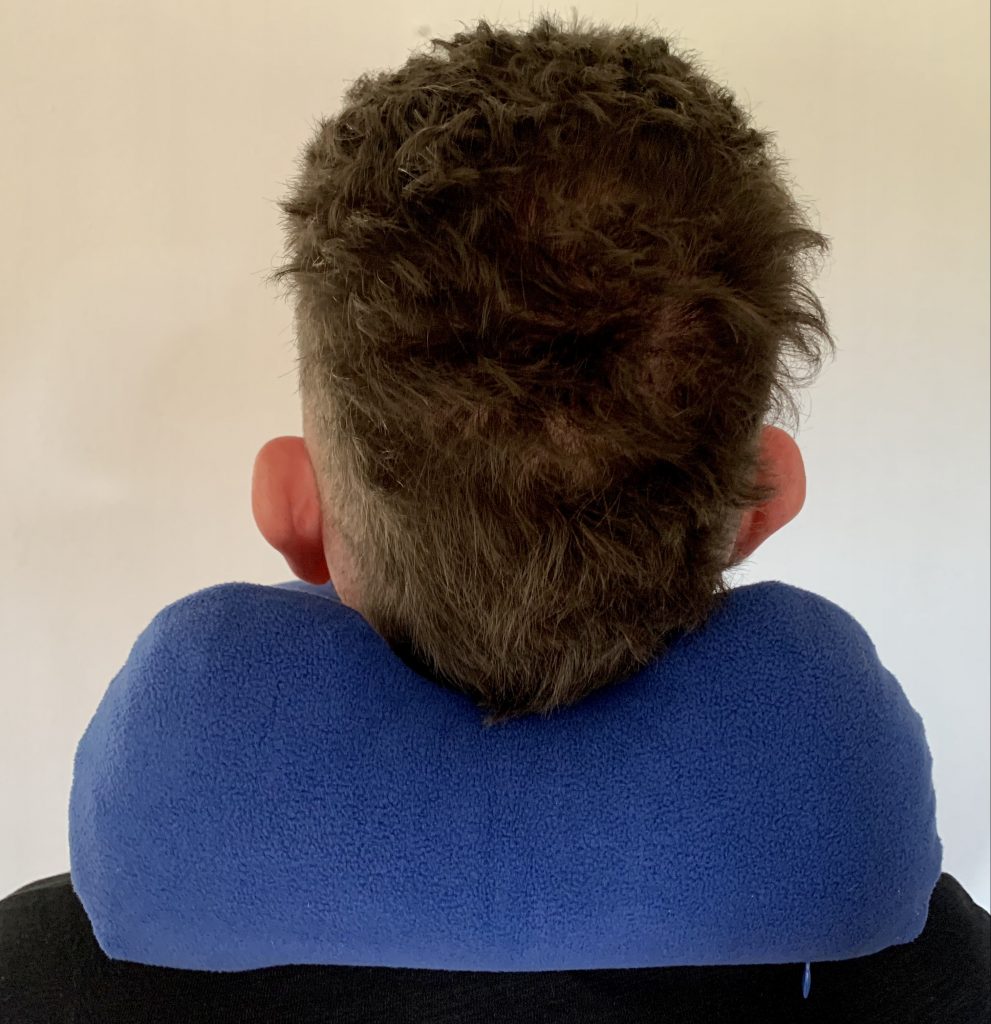 IZUKU QL-KHZJ Nackenkissen männliche Testperson von hinten