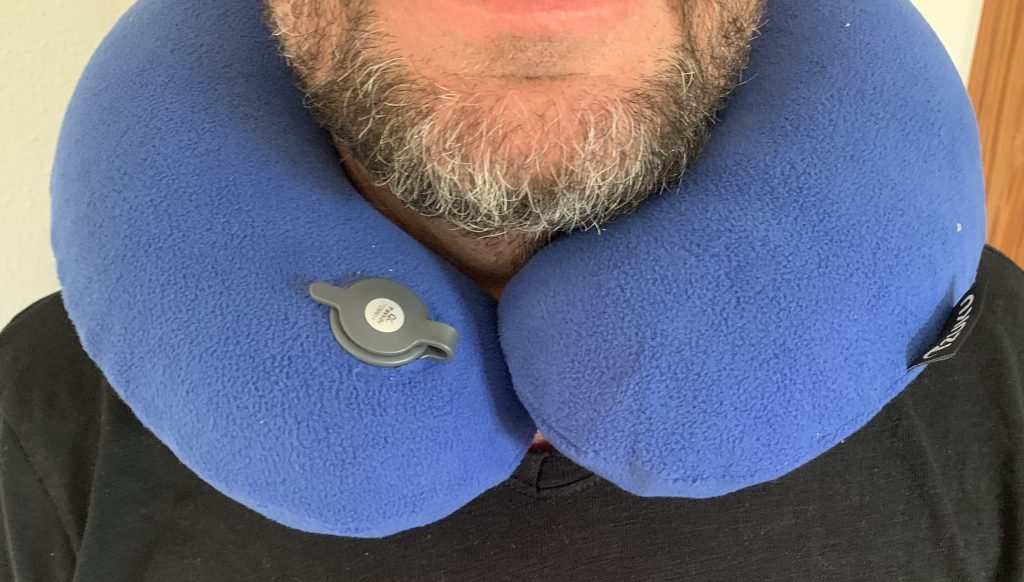 IZUKU QL-KHZJ Nackenkissen um den Hals der männlichen Testperson von vorne