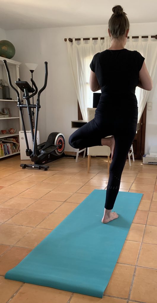 JadeYoga Harmony Yogamatte Praxistest der Baum
