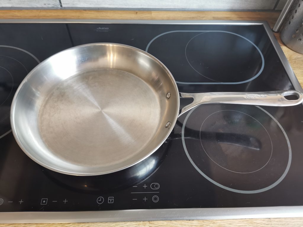 Jamie Oliver by Tefal Cook Smart Pfanne auf dem Herd