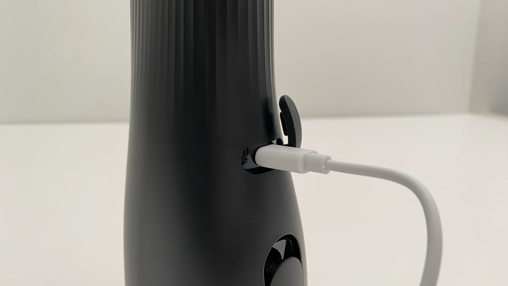 KLAMER Munddusche eingestecktes Ladekabel
