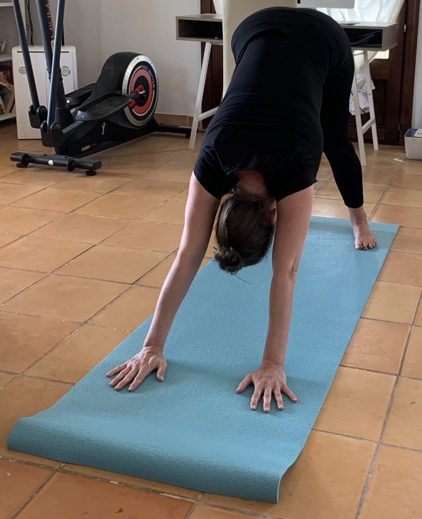 LILENO-SPORTS-Yogamatte Praxistest herabschauender Hund