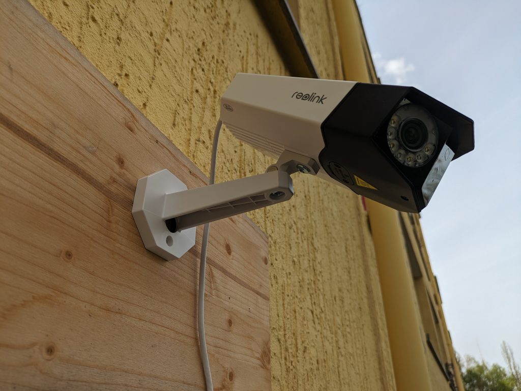 Montierte Reolink Duo 3 PoE M81L Überwachungskamera von der Seite