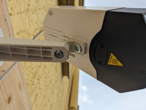 Montierte Reolink Duo 3 PoE M81L Überwachungskamera von unten