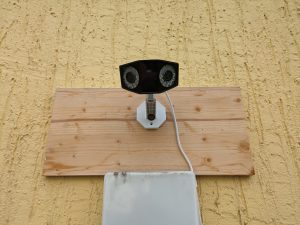 Montierte Reolink Duo 3 PoE M81L Überwachungskamera von vorne