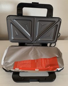 ProfiCook PC-ST 1092 Sandwichmaker geöffnet mit Schutzpapier