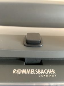 ROMMELSBACHER ST 1800 Sandwichmaker Nahaufnahme Taste zum Öffnen des Deckels