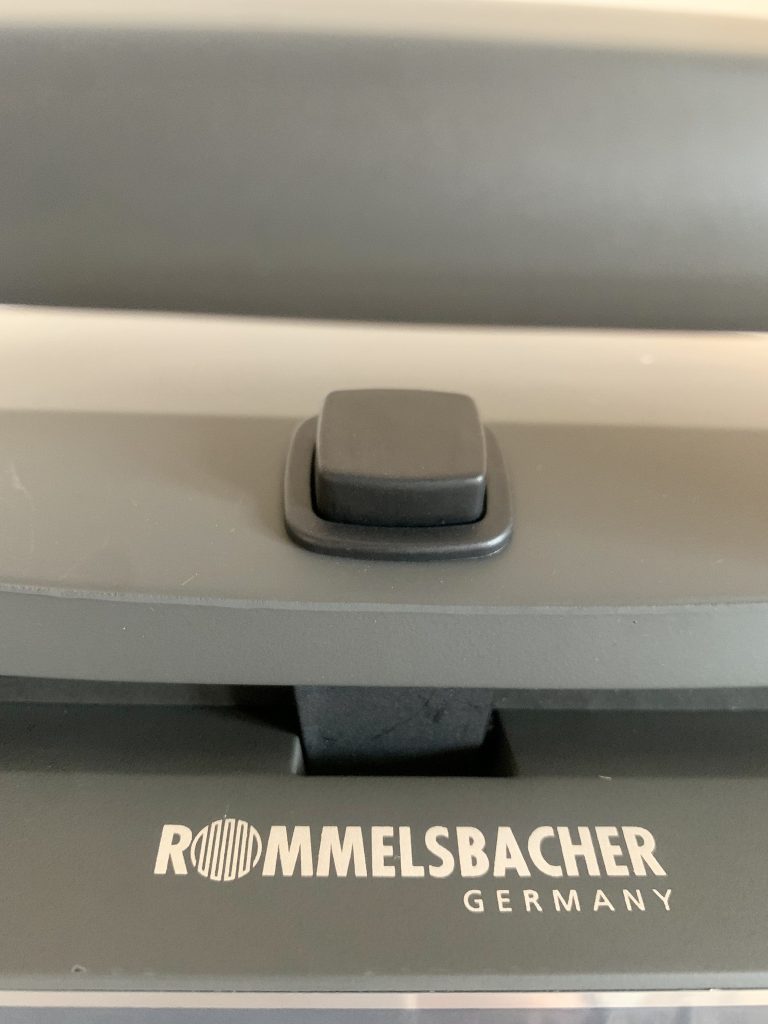 ROMMELSBACHER ST 1800 Sandwichmaker Nahaufnahme Taste zum Öffnen des Deckels