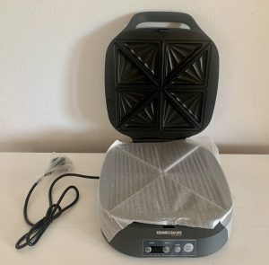ROMMELSBACHER ST 1800 Sandwichmaker geöffnet mit Schutzpapier