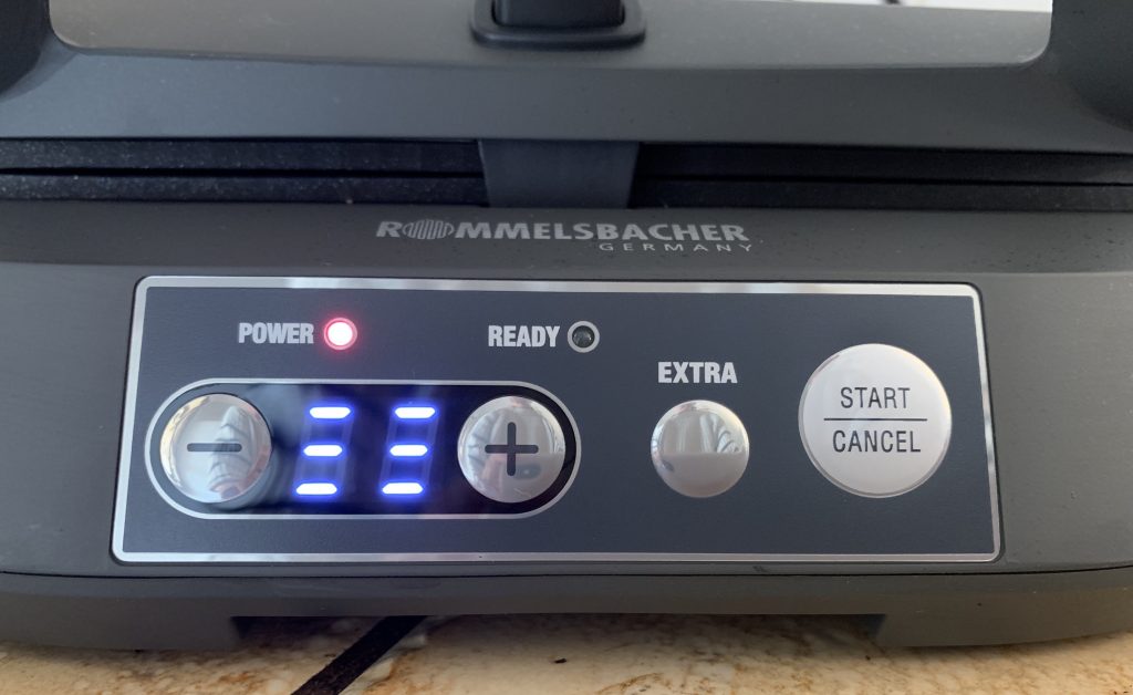 ROMMELSBACHER Sam ST 1800 Sandwichmaker beim Aufheizen