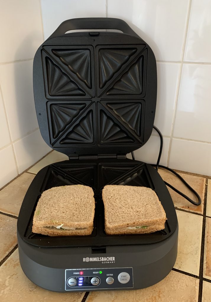 ROMMELSBACHER Sam ST 1800 Sandwichmaker mit Toast vor dem Toasten