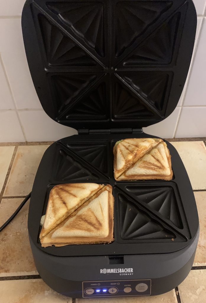 ROMMELSBACHER Sam ST 1800 Sandwichmaker mit XL-Taost nach 3 Minuten Backzeit