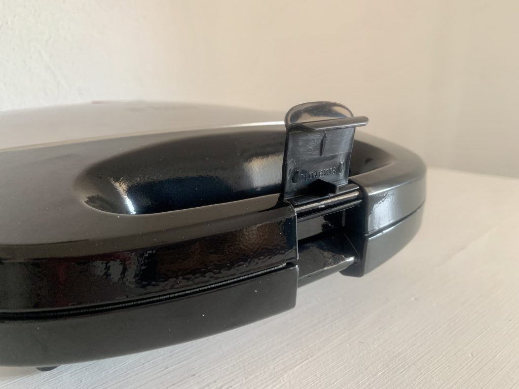 Russell Hobbs 24540-56 Sandwichmaker Nahaufnahme geöffneter Verschluss