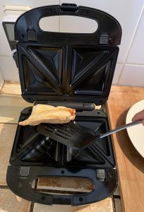 Russell Hobbs 24540-56 Sandwichmaker beim Herausnehmen des Sandwiches