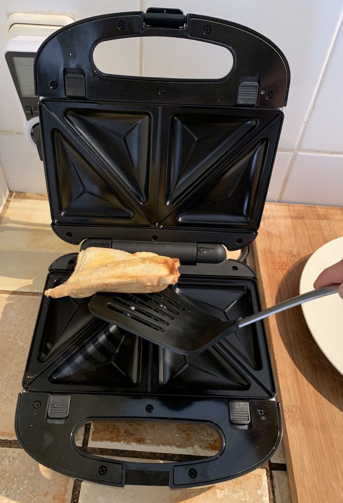 Russell Hobbs 24540-56 Sandwichmaker beim Herausnehmen des Sandwiches