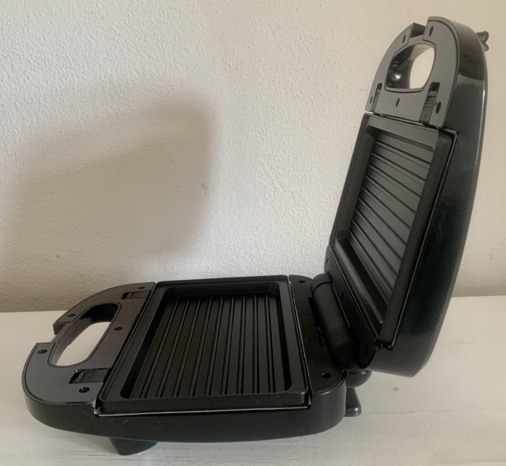 Russell Hobbs 24540-56 Sandwichmaker von der Seite mit Deckel oben