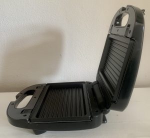 Russell Hobbs 24540-56 Sandwichmaker von der Seite mit Deckel oben