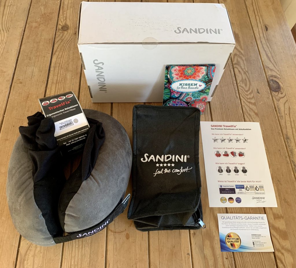 SANDINI TravelFix Hoodie Nackenkissen ausgepackt mit Zubehör