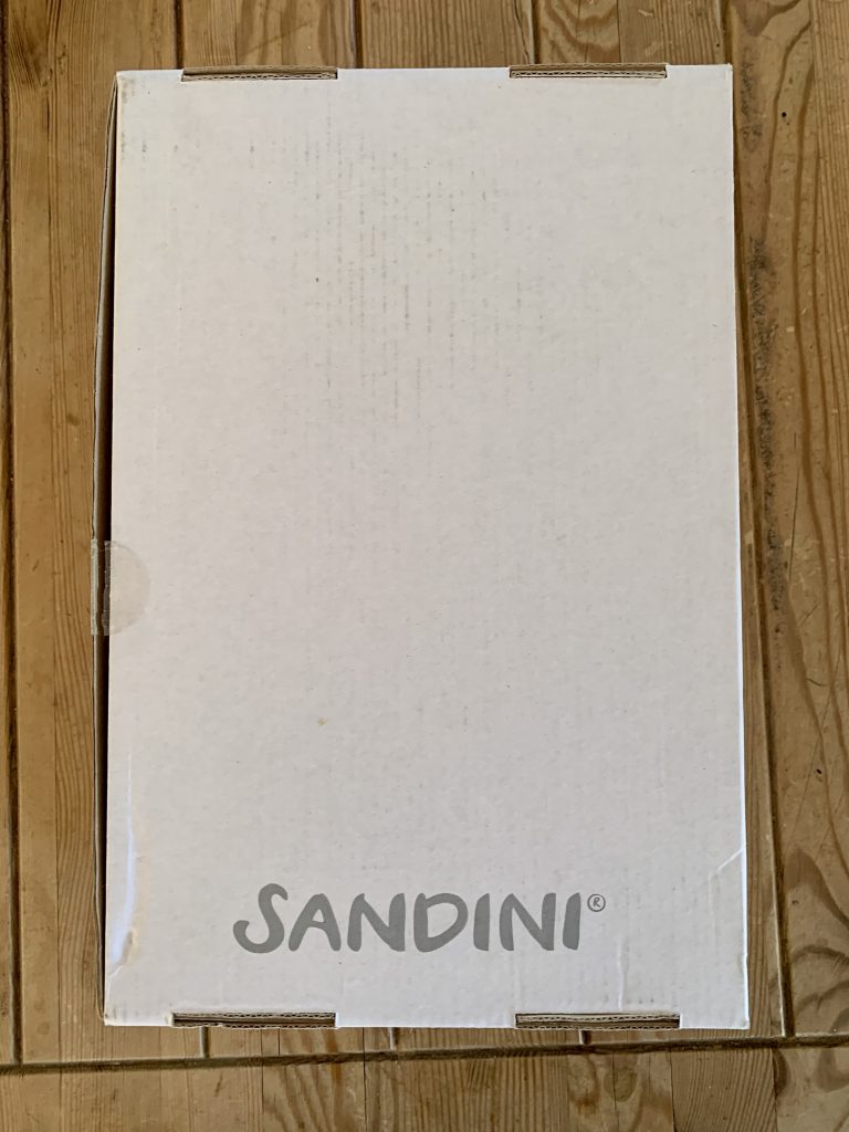 SANDINI TravelFix Hoodie Nackenkissen im Karton von unten