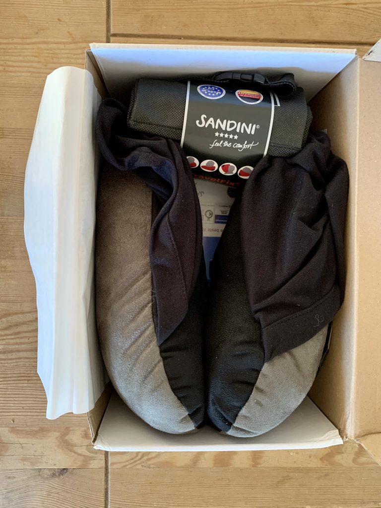 SANDINI TravelFix Hoodie Nackenkissen im geöffneten Karton