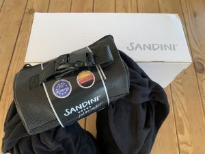 SANDINI TravelFix Hoodie Nackenkissen mit Tragetasche bei Anlieferung