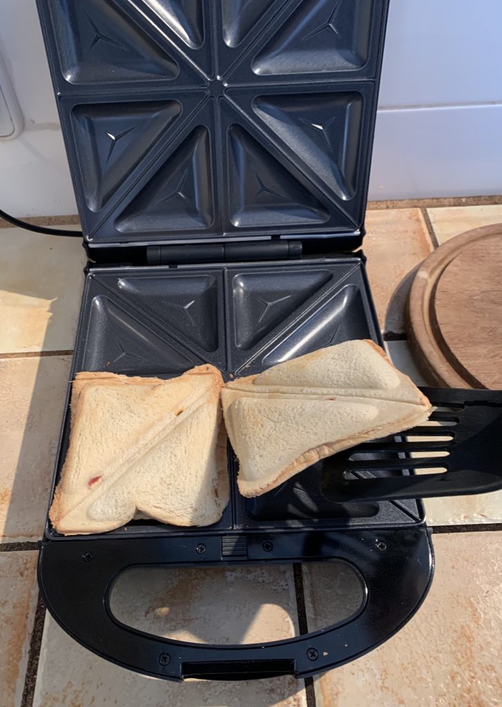 Steinborg XXL-Sandwichmaker beim Herausnehmen der Sandwiches