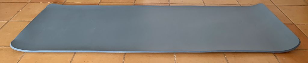 TRESKO HU-XI-201 Gymnastikmatte auf dem Fliesenboden liegend