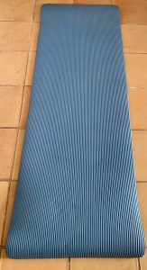 TRESKO HU-XI-201 Gymnastikmatte auf dem Fliesenboden mit der Unterseite oben