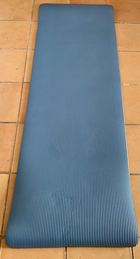 TRESKO HU-XI-201 Gymnastikmatte auf dem Fliesenboden mit der Unterseite oben