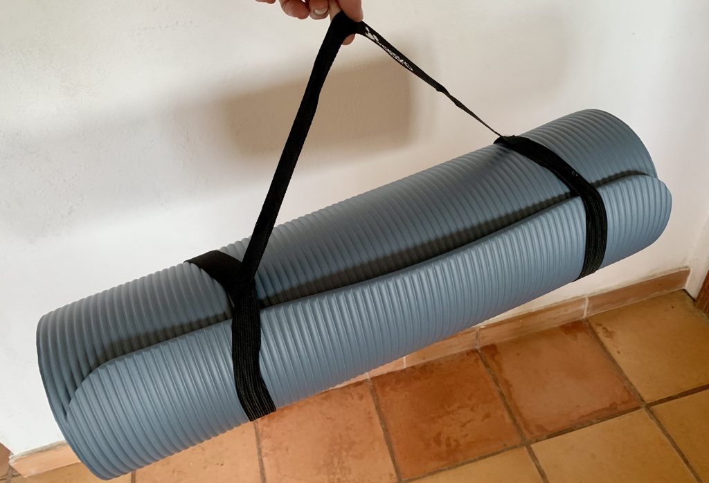 TRESKO HU-XI-201 Gymnastikmatte beim Tragen
