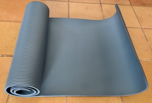 TRESKO HU-XI-201 Gymnastikmatte beim ersten Entrollen