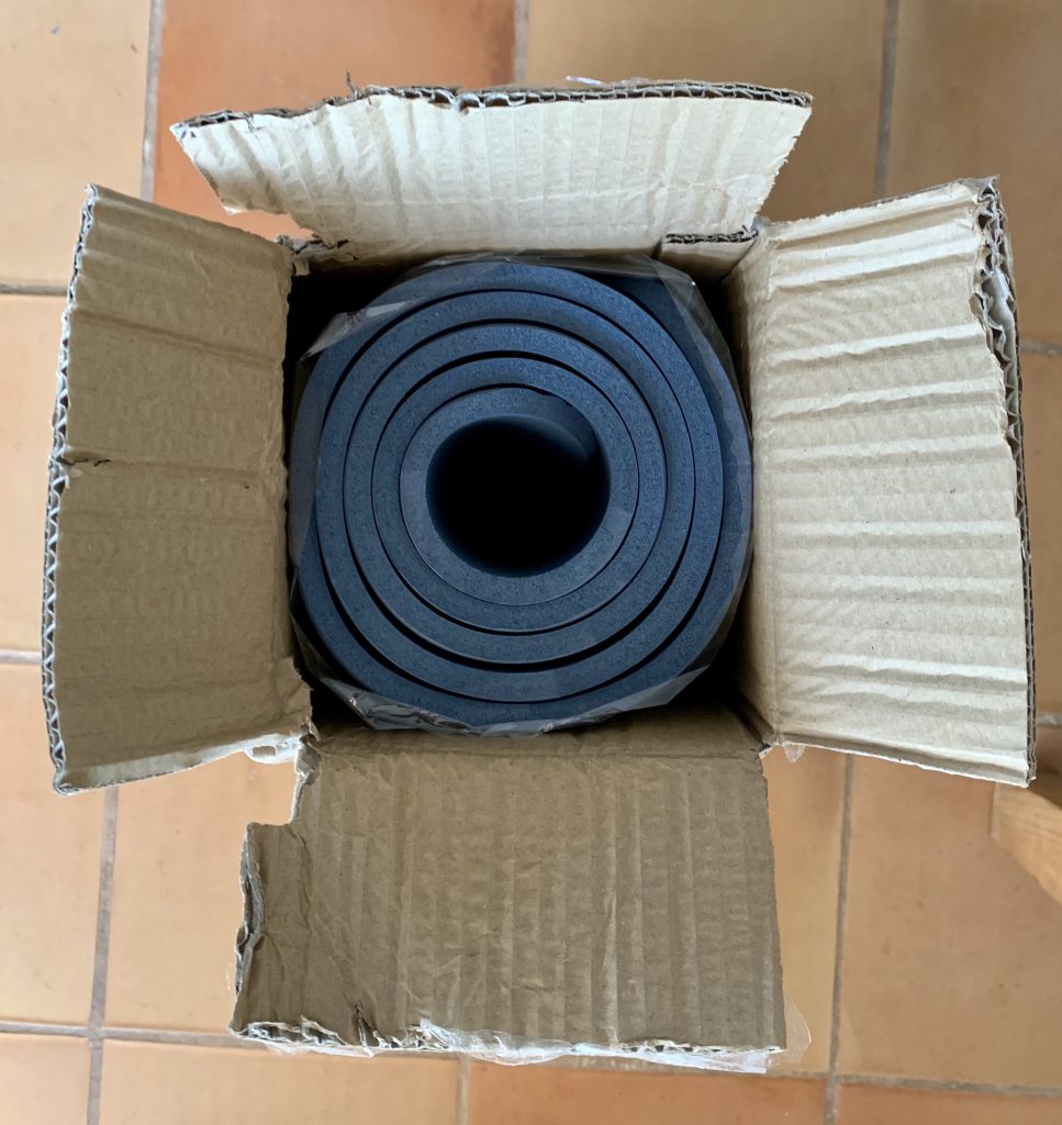 TRESKO HU-XI-201 Gymnastikmatte im Karton von oben