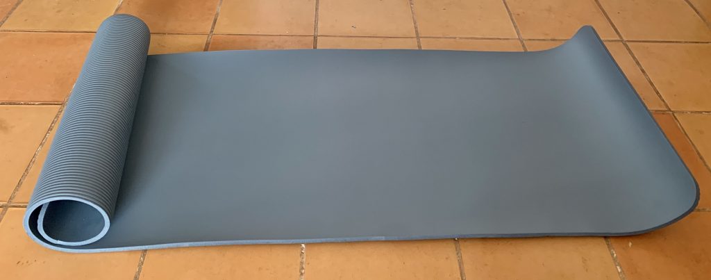 TRESKO HU-XI-201 Gymnastikmatte nach dem zweiten Entrollen