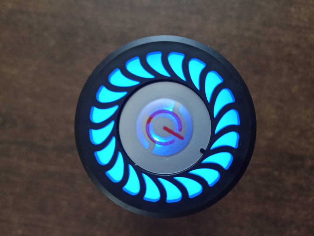 Uadme K02 Vakuumierer, Bedienknopf mit LEDs angeschaltet