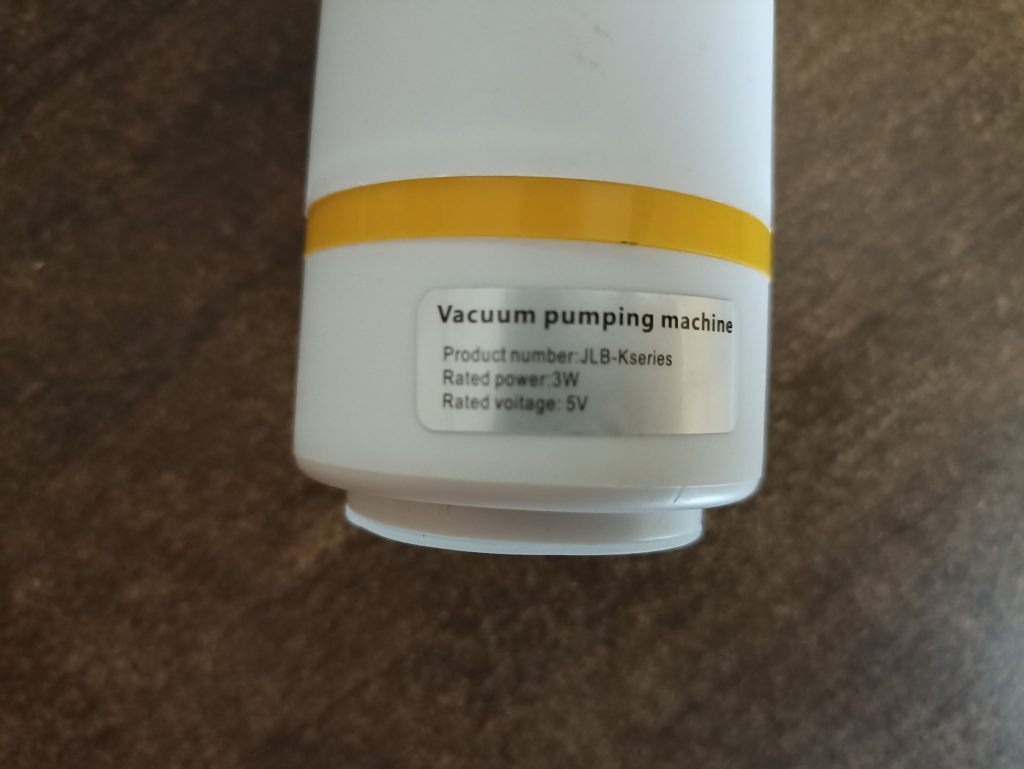 Uadme K02 Vakuumierer, Sticker auf dem Gerät
