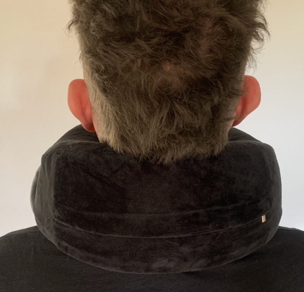 VAN BEEKEN Nackenkissen von hinten bei männlicher Testperson