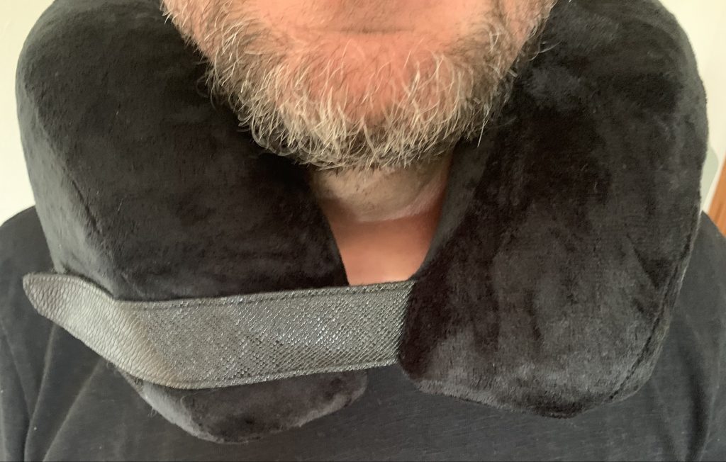 VAN BEEKEN Nackenkissen von vorne bei männlicher Testperson