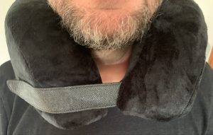 VAN BEEKEN Nackenkissen von vorne bei männlicher Testperson