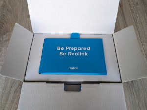 Verpackung der Reolink Duo 3 PoE M81L Überwachungskamera geöffnet (2)