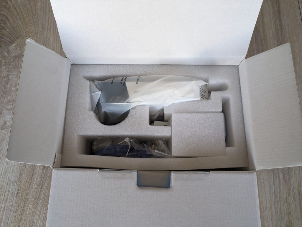 Verpackung der Reolink Duo 3 PoE M81L Überwachungskamera geöffnet (3)