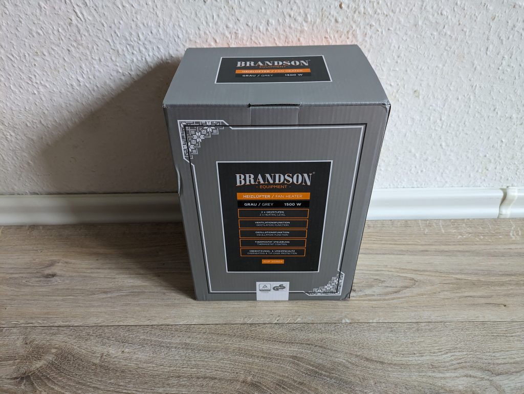Verpackung des Brandson Heizlüfters von vorn an der Wand