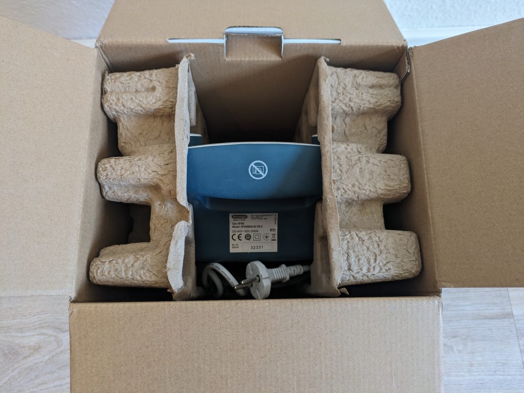 Verpackung des De’Longhi HFS50B20.AV Heizlüfters geöffnet